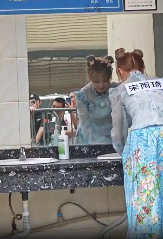 宋雨琦厕所被拍,奔跑吧上厕所洗手被拍视频-第1张图片-九妖电影 宋雨琦厕所被拍,奔跑吧上厕所洗手被拍视频-第1张图片-九妖电影