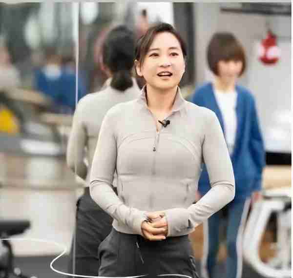 对比41岁贾玲和39岁杨天真后，才发现割胃瘦和运动瘦差距一目了然-第16张图片-九妖电影