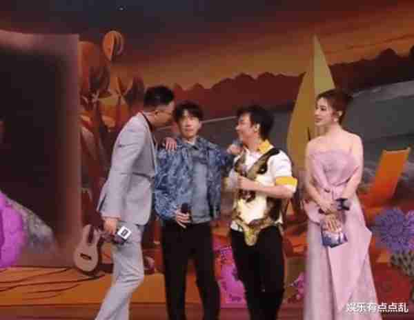 导演调侃跨年晚会收视率再好也不用何卿冯琳了,理由够笑三天-第1张图片-九妖电影