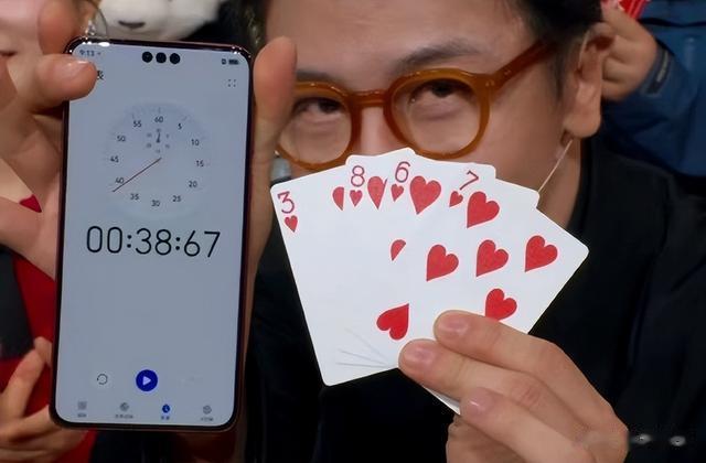 小尼工作保住了：扑克牌没对上？龙年春晚名场面非你莫属-第4张图片-九妖电影