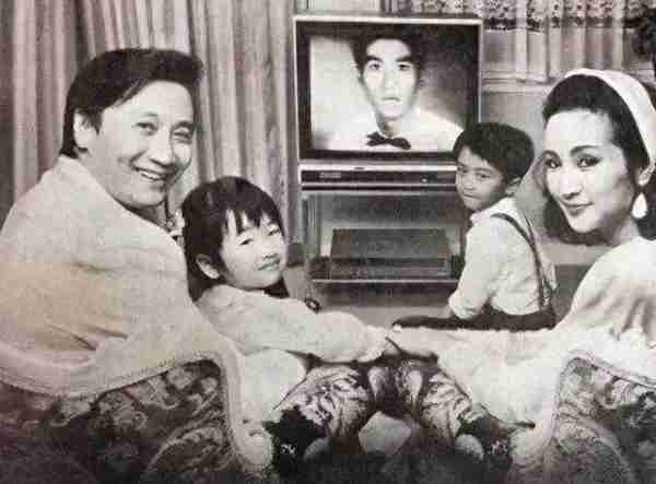 扎心!谢贤一家1986年春节家宴视频曝光,网友:我家现在也吃不上-第1张图片-九妖电影 扎心!谢贤一家1986年春节家宴视频曝光,网友:我家现在也吃不上-第1张图片-九妖电影