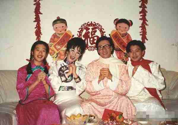 扎心!谢贤一家1986年春节家宴视频曝光,网友:我家现在也吃不上-第23张图片-九妖电影 扎心!谢贤一家1986年春节家宴视频曝光,网友:我家现在也吃不上-第23张图片-九妖电影