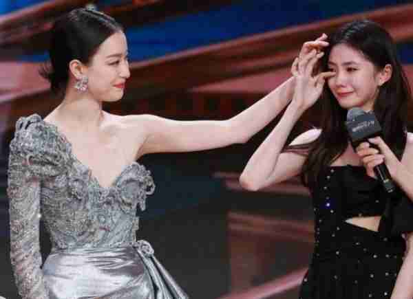 打同性“擦边球”上瘾？千娇百媚的倪妮，已走上演员的另一条路了-第17张图片-九妖电影