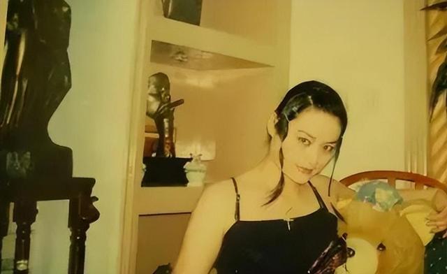 打败韦唯毛阿敏，却被亲弟弟砸成脑震荡，一代歌后沦为保姆谋生-第7张图片-九妖电影