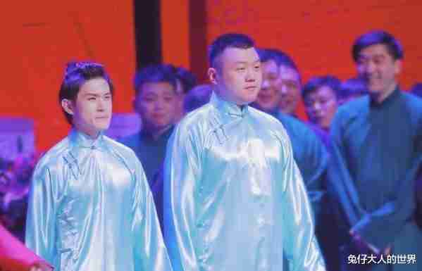 岳云鹏参加相声春晚录制，穿刺绣大褂登台，小岳岳地位一目了然-第6张图片-九妖电影