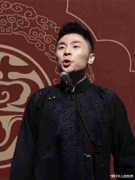 岳云鹏参加相声春晚录制，穿刺绣大褂登台，小岳岳地位一目了然-第7张图片-九妖电影