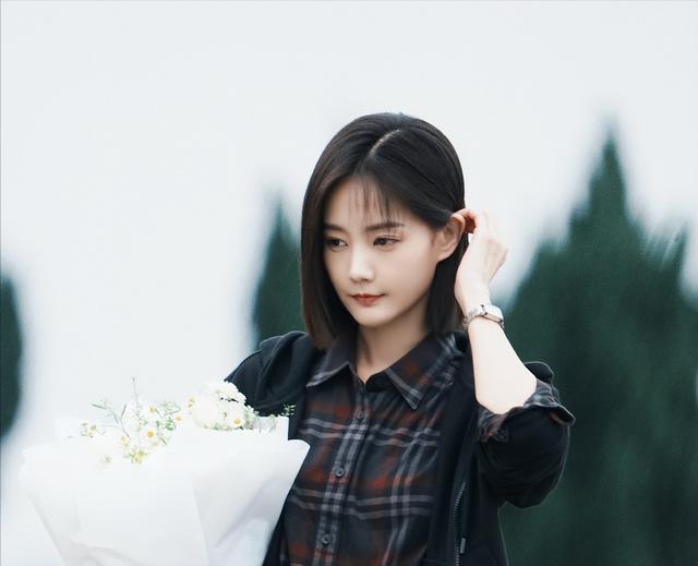 收手吧李一桐!拈兰花指演女警?搏斗动作太敷衍惹非议!不伦不类-第5张图片-九妖电影 收手吧李一桐!拈兰花指演女警?搏斗动作太敷衍惹非议!不伦不类-第5张图片-九妖电影