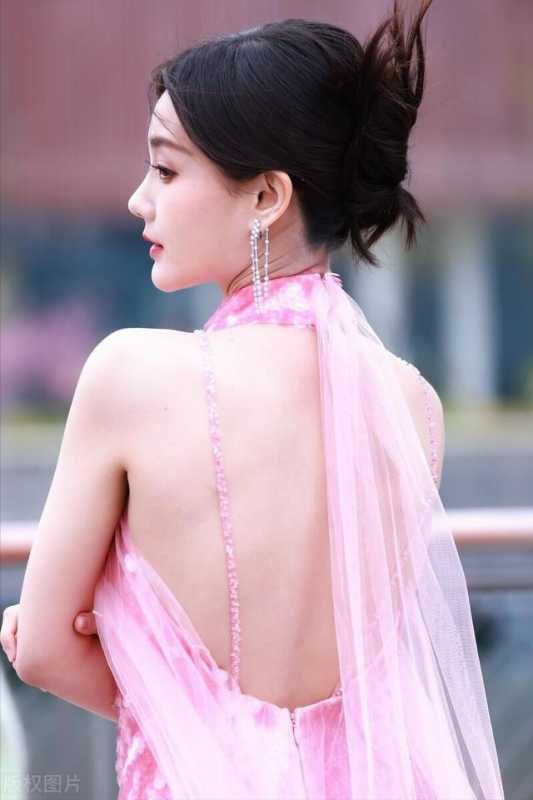 收手吧李一桐!拈兰花指演女警?搏斗动作太敷衍惹非议!不伦不类-第9张图片-九妖电影 收手吧李一桐!拈兰花指演女警?搏斗动作太敷衍惹非议!不伦不类-第9张图片-九妖电影