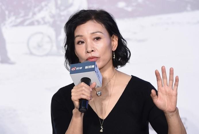 弃养双胞胎，五个字“毁掉”春晚，她宁愿在国外洗盘子都不回国...-第1张图片-九妖电影
