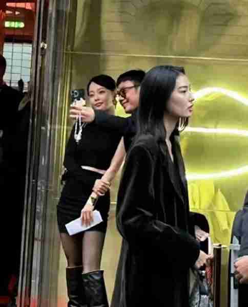张嘉倪疯马秀后被曝商务推广被解约，没有平台邀请她参加跨年晚会-第4张图片-九妖电影