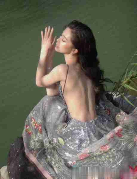 文咏珊露背装好美​​​-第1张图片-九妖电影