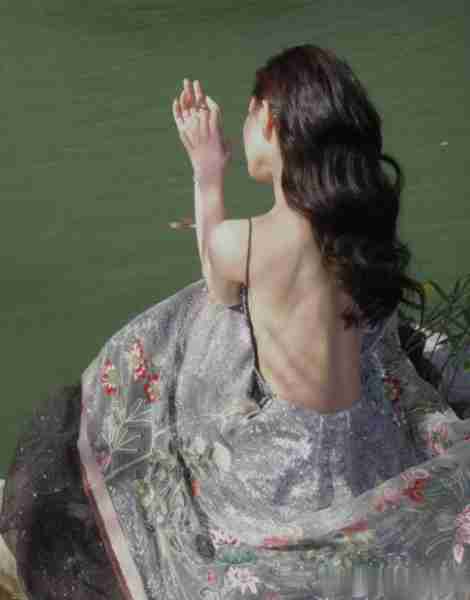 文咏珊露背装好美​​​-第4张图片-九妖电影
