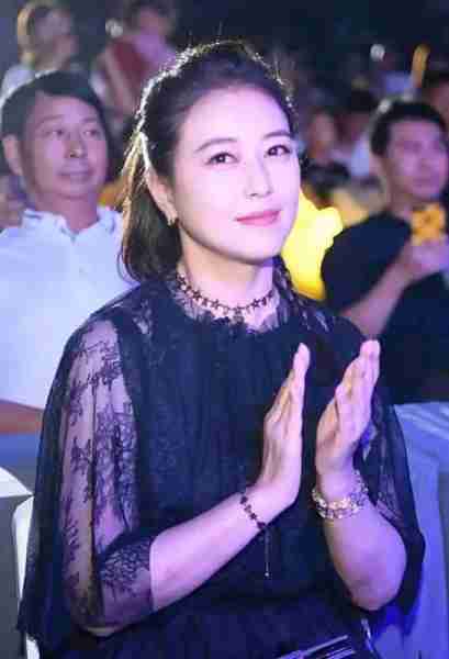 无儿无女的周海媚去世不到6个月，白发老母的选择令人泪目-第24张图片-九妖电影