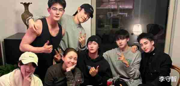 时代峰峻老板李飞暴瘦，TFboys和时代少年团粉丝虽骂他但希望健康-第2张图片-九妖电影