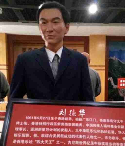 明星蜡像被玩坏：鹿晗嘴被亲掉皮，孙俪被占便宜，杨幂认不出来_1-第5张图片-九妖电影
