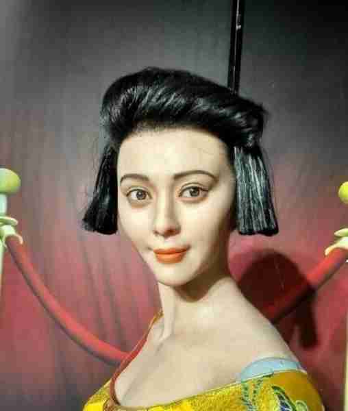 明星蜡像被玩坏：鹿晗嘴被亲掉皮，孙俪被占便宜，杨幂认不出来_1-第4张图片-九妖电影