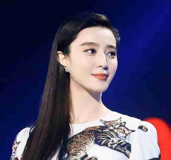 明星蜡像被玩坏：鹿晗嘴被亲掉皮，孙俪被占便宜，杨幂认不出来_1-第8张图片-九妖电影