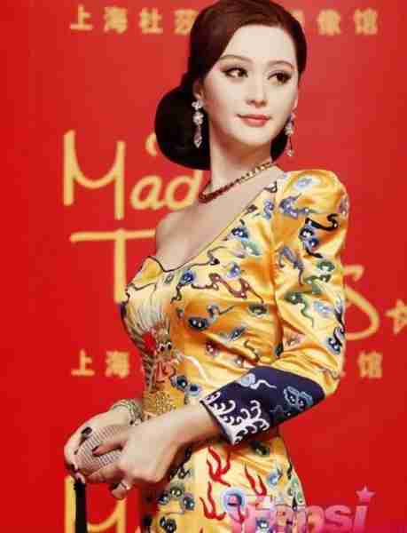 明星蜡像被玩坏：鹿晗嘴被亲掉皮，孙俪被占便宜，杨幂认不出来_1-第7张图片-九妖电影