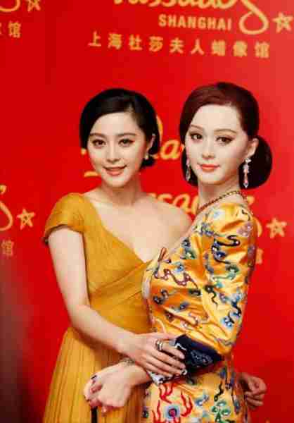 明星蜡像被玩坏：鹿晗嘴被亲掉皮，孙俪被占便宜，杨幂认不出来_1-第9张图片-九妖电影