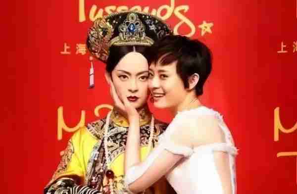 明星蜡像被玩坏：鹿晗嘴被亲掉皮，孙俪被占便宜，杨幂认不出来_1-第16张图片-九妖电影