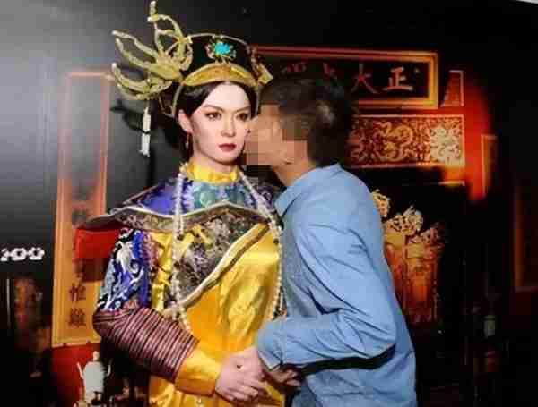 明星蜡像被玩坏：鹿晗嘴被亲掉皮，孙俪被占便宜，杨幂认不出来_1-第18张图片-九妖电影