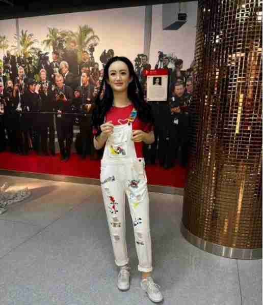 明星蜡像被玩坏：鹿晗嘴被亲掉皮，孙俪被占便宜，杨幂认不出来_1-第40张图片-九妖电影