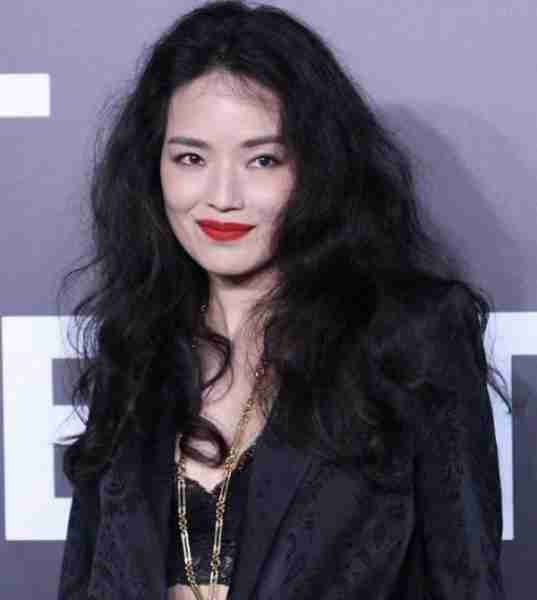 明星蜡像被玩坏：鹿晗嘴被亲掉皮，孙俪被占便宜，杨幂认不出来_1-第44张图片-九妖电影