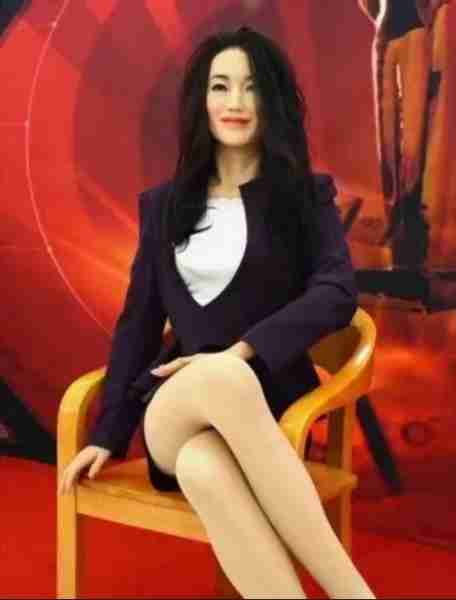 明星蜡像被玩坏：鹿晗嘴被亲掉皮，孙俪被占便宜，杨幂认不出来_1-第46张图片-九妖电影