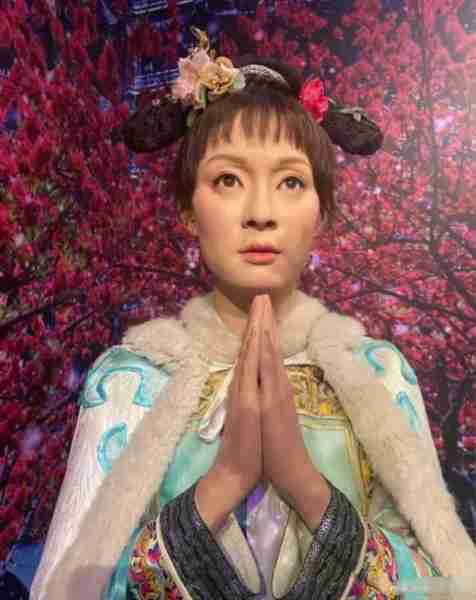 明星蜡像被玩坏：鹿晗嘴被亲掉皮，孙俪被占便宜，杨幂认不出来_1-第55张图片-九妖电影