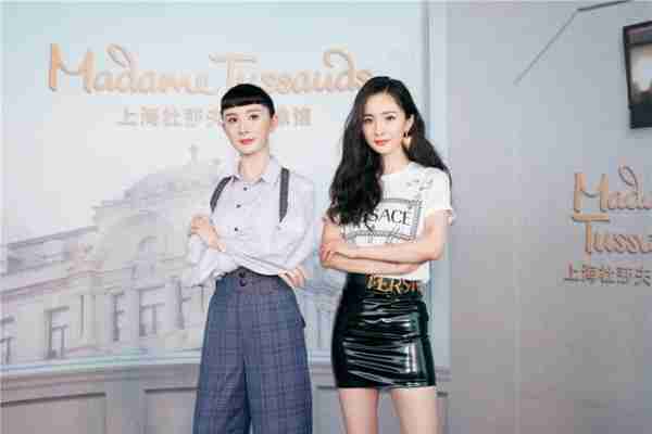 明星蜡像被玩坏：鹿晗嘴被亲掉皮，孙俪被占便宜，杨幂认不出来_1-第65张图片-九妖电影