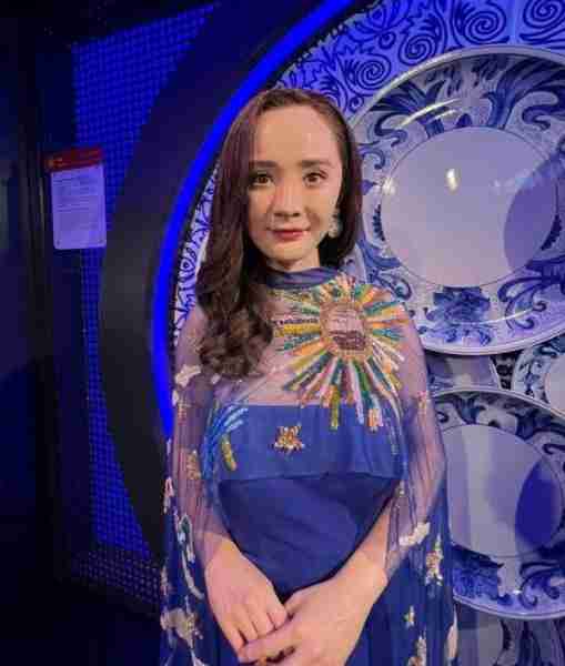 明星蜡像被玩坏：鹿晗嘴被亲掉皮，孙俪被占便宜，杨幂认不出来_1-第61张图片-九妖电影