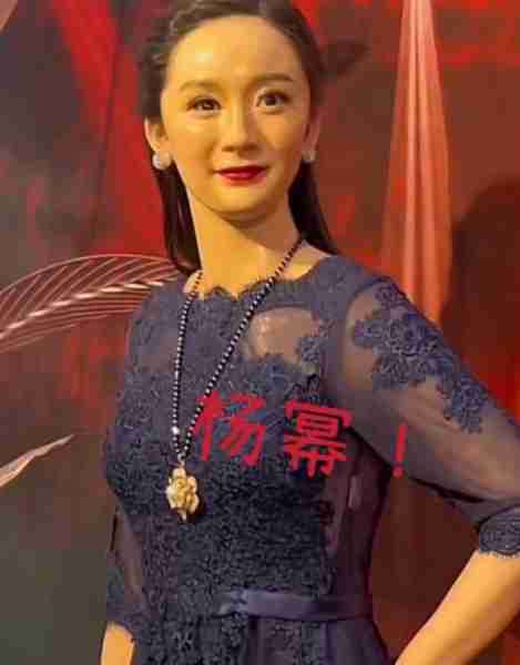 明星蜡像被玩坏：鹿晗嘴被亲掉皮，孙俪被占便宜，杨幂认不出来_1-第62张图片-九妖电影