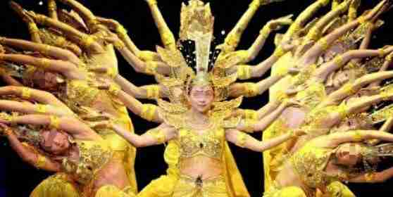 当年春晚“千手观音”聋哑人领舞，拒绝富豪，嫁穷小子，如今...-第1张图片-九妖电影