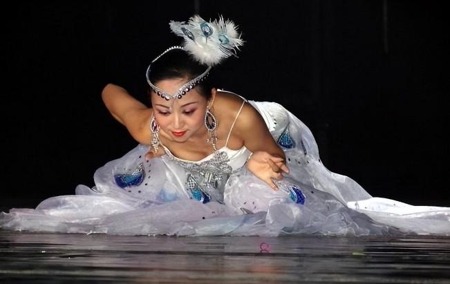当年春晚“千手观音”聋哑人领舞，被富豪苦追8年，如今成了这样-第4张图片-九妖电影