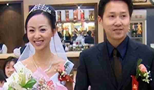 当年春晚“千手观音”聋哑人领舞，被富豪苦追8年，如今成了这样-第7张图片-九妖电影