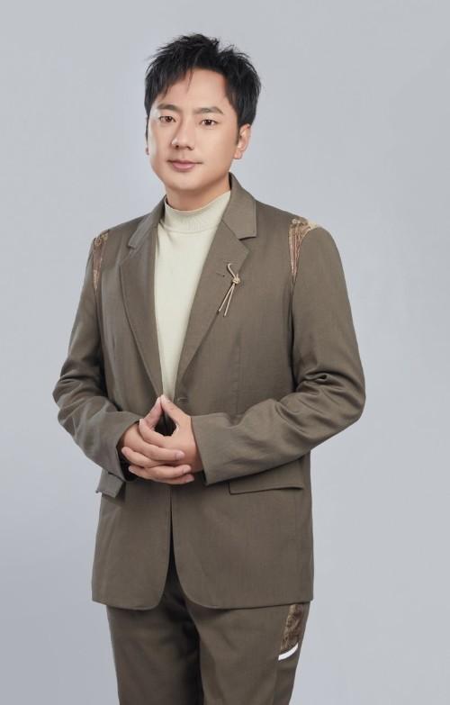 彝族歌手海来阿木,早年丧女,30岁上春晚,演出结束后给女儿扫墓-第3张图片-九妖电影 彝族歌手海来阿木,早年丧女,30岁上春晚,演出结束后给女儿扫墓-第3张图片-九妖电影