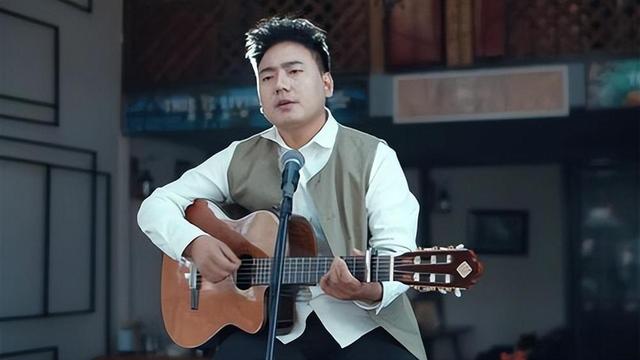 彝族歌手海来阿木,早年丧女,30岁上春晚,演出结束后给女儿扫墓-第5张图片-九妖电影 彝族歌手海来阿木,早年丧女,30岁上春晚,演出结束后给女儿扫墓-第5张图片-九妖电影