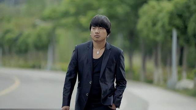 彝族歌手海来阿木,早年丧女,30岁上春晚,演出结束后给女儿扫墓-第6张图片-九妖电影 彝族歌手海来阿木,早年丧女,30岁上春晚,演出结束后给女儿扫墓-第6张图片-九妖电影