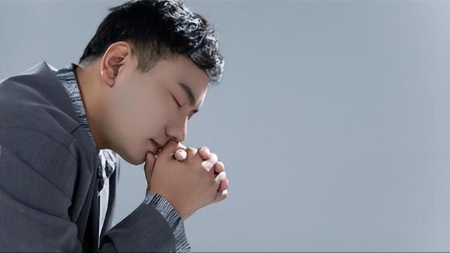 彝族歌手海来阿木,早年丧女,30岁上春晚,演出结束后给女儿扫墓-第11张图片-九妖电影 彝族歌手海来阿木,早年丧女,30岁上春晚,演出结束后给女儿扫墓-第11张图片-九妖电影