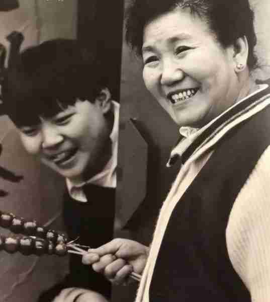 春晚一句台词识破潜伏间谍,去世23年的赵丽蓉,仍被官媒发文缅怀-第23张图片-九妖电影 春晚一句台词识破潜伏间谍,去世23年的赵丽蓉,仍被官媒发文缅怀-第23张图片-九妖电影