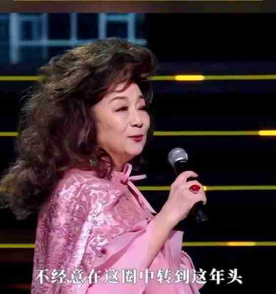 徐小凤：春晚为她破例，宁愿离婚也要坚守国籍，74岁仍独身！-第4张图片-九妖电影