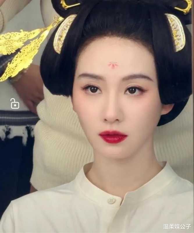 惊艳！迪丽热巴春晚一战封神，人民网点赞推往全球，播放遥遥领先-第4张图片-九妖电影