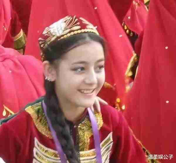 惊艳！迪丽热巴春晚一战封神，人民网点赞推往全球，播放遥遥领先-第19张图片-九妖电影
