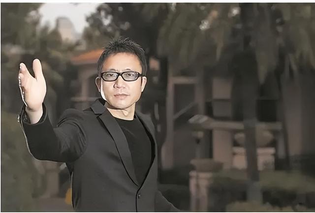 想当第二个大衣哥？一首歌赚10个亿，歌曲上春晚人却上不了台面-第5张图片-九妖电影