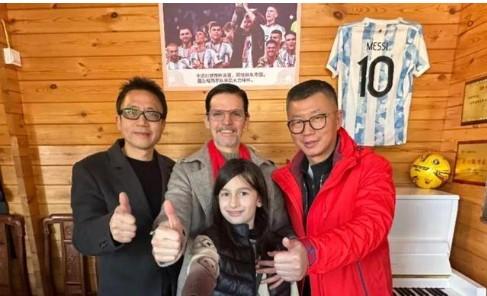 想当第二个大衣哥？一首歌赚10个亿，歌曲上春晚人却上不了台面-第3张图片-九妖电影