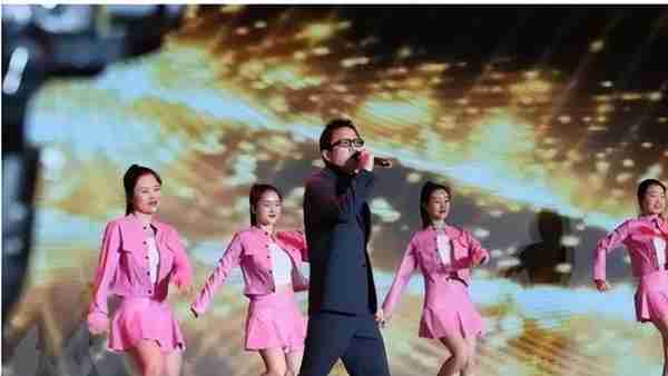 想当第二个大衣哥？一首歌赚10个亿，歌曲上春晚人却上不了台面-第14张图片-九妖电影