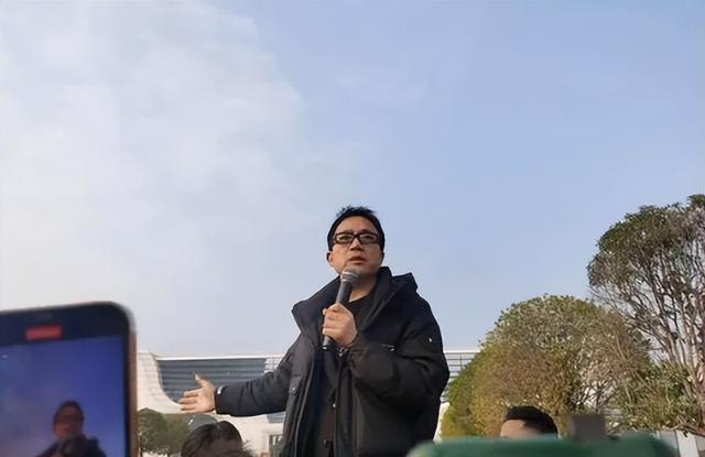 想当第二个大衣哥？一首歌赚10个亿，歌曲上春晚人却上不了台面-第20张图片-九妖电影