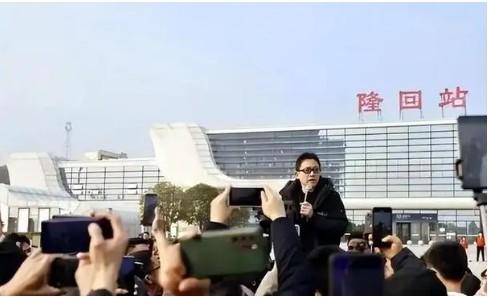 想当第二个大衣哥？一首歌赚10个亿，歌曲上春晚人却上不了台面-第33张图片-九妖电影