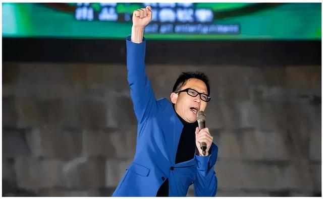 想当第二个大衣哥？一首歌赚10个亿，歌曲上春晚人却上不了台面-第32张图片-九妖电影