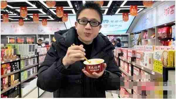 想当第二个大衣哥？一首歌赚10个亿，歌曲上春晚人却上不了台面-第35张图片-九妖电影